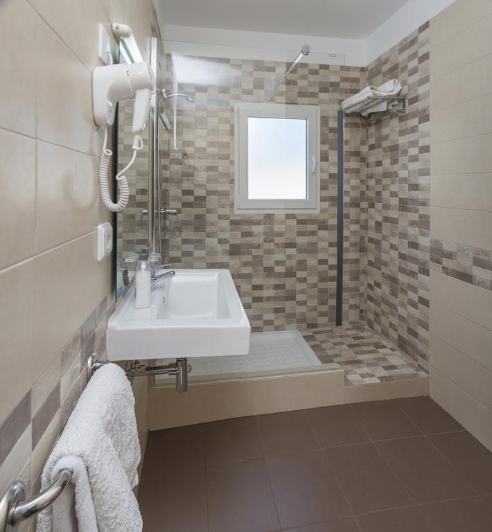 Zweibettzimmer mit Zustellbett und Balkon