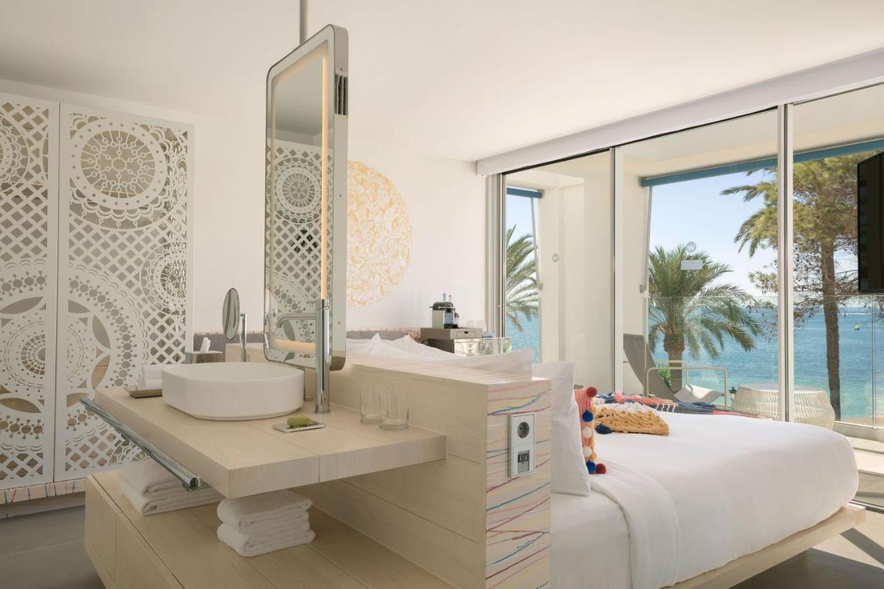 Premier King Room Seafront Balcony