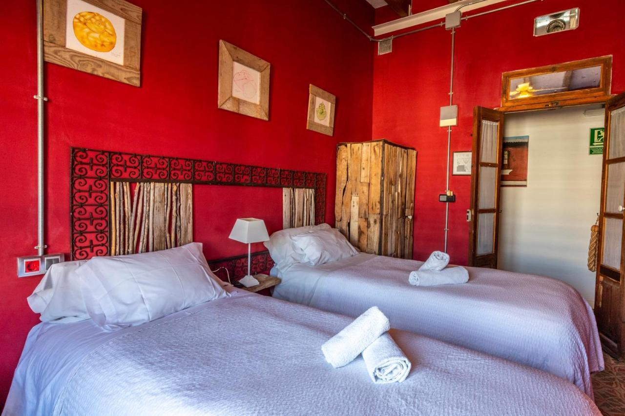 Quarto com 2 Camas de Solteiro e Vista da Cidade