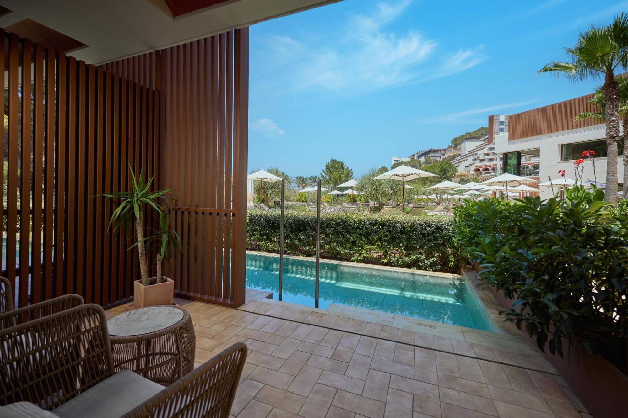 The Club King Room with Swim-up Pool