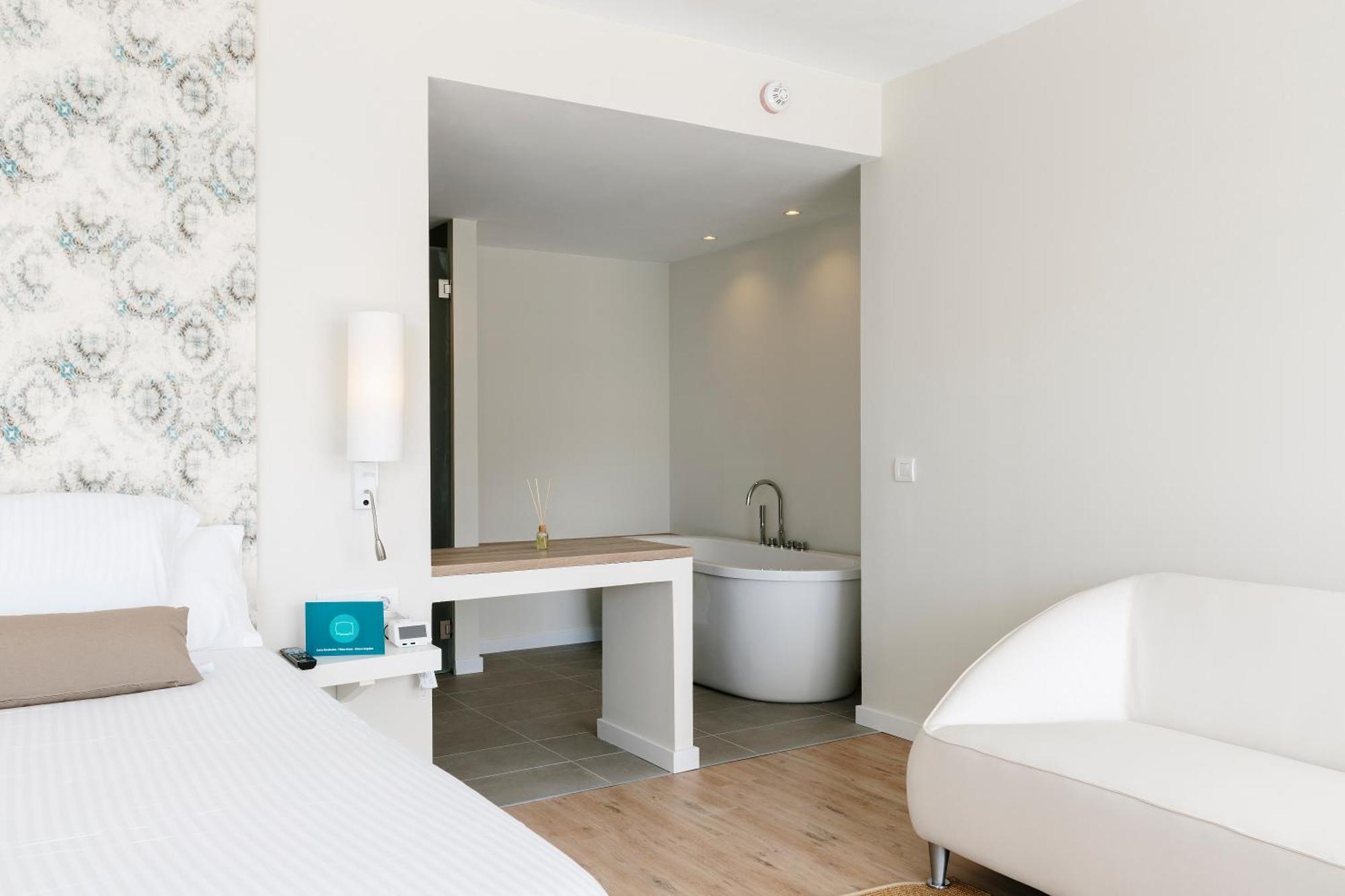 Suite Junior con vistas a la piscina
