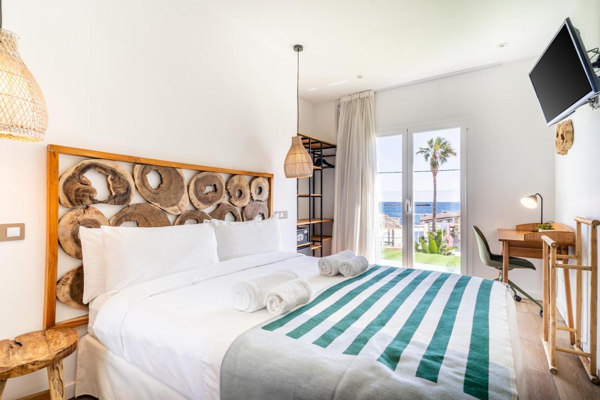 Habitación con cama grande y vistas al mar
