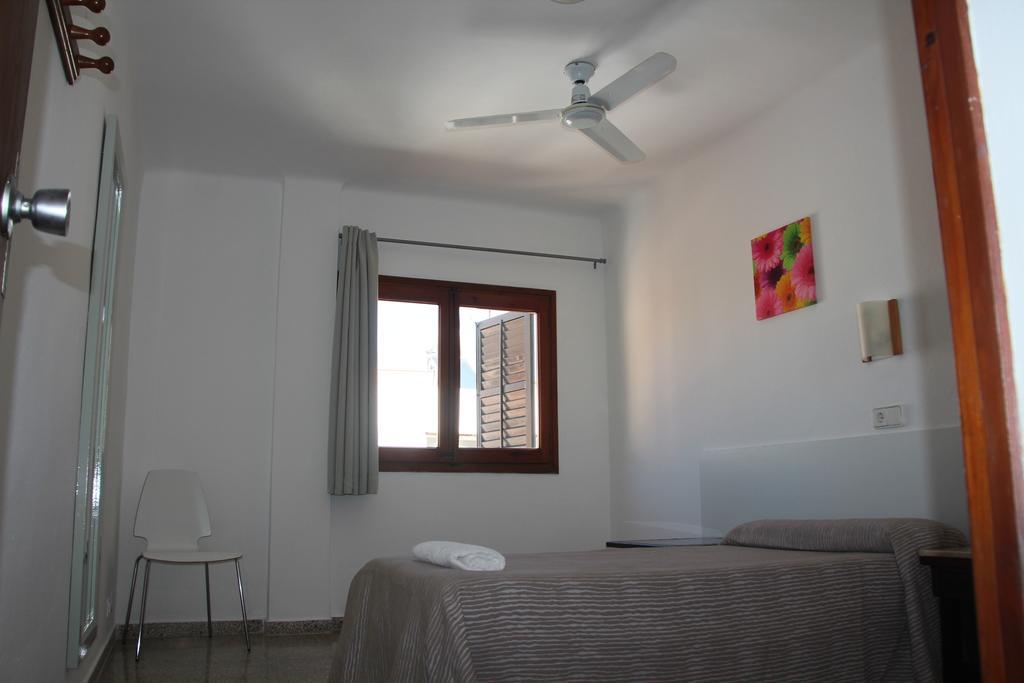 Quarto Triplo com Banheiro Compartilhado