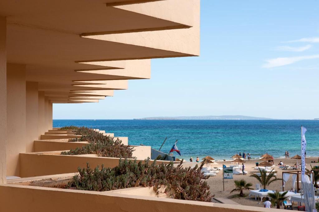 Superior One-Bedroom Apartment with Side Sea View