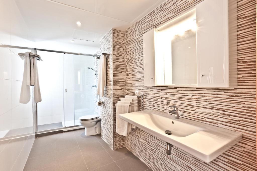 Three-Bedroom Apartment with Sea View,1272528874:JPEG