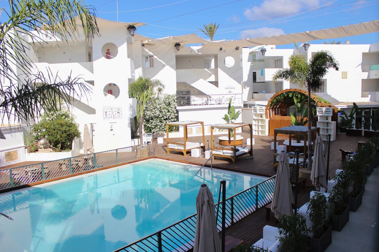Apartment with Pool View