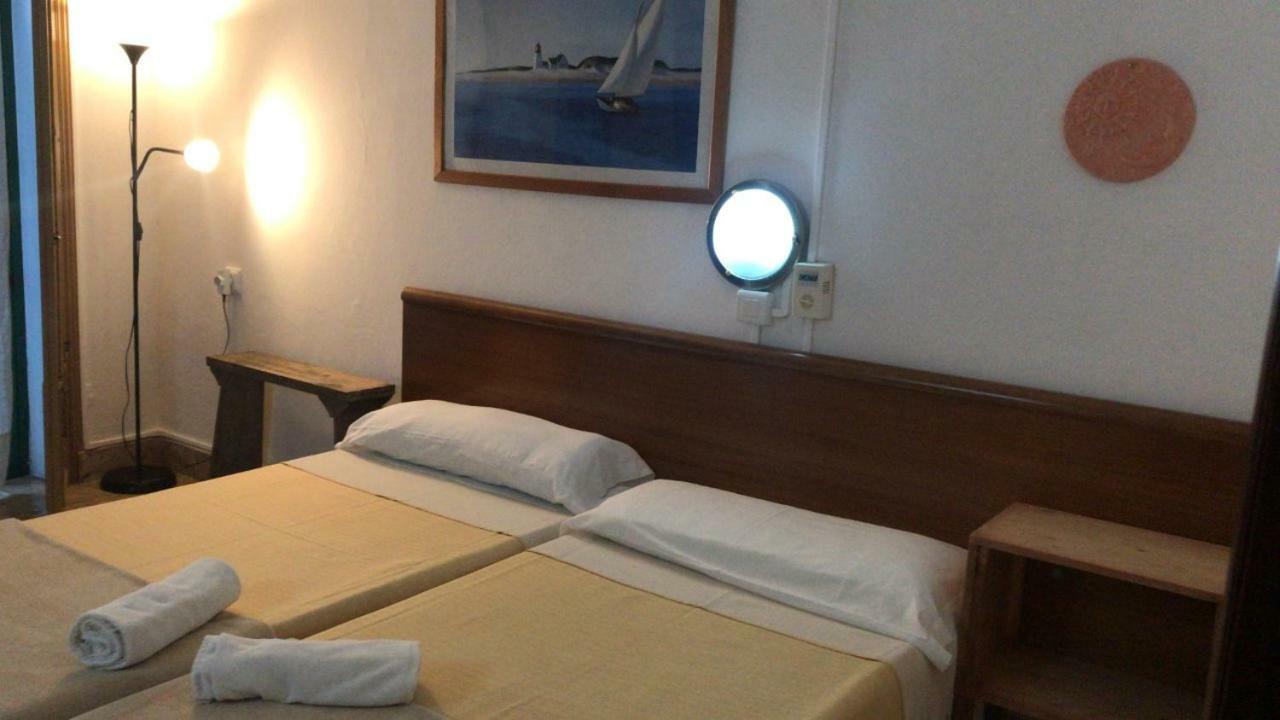 Quarto com 2 Camas de Solteiro e Banheiro Compartilhado