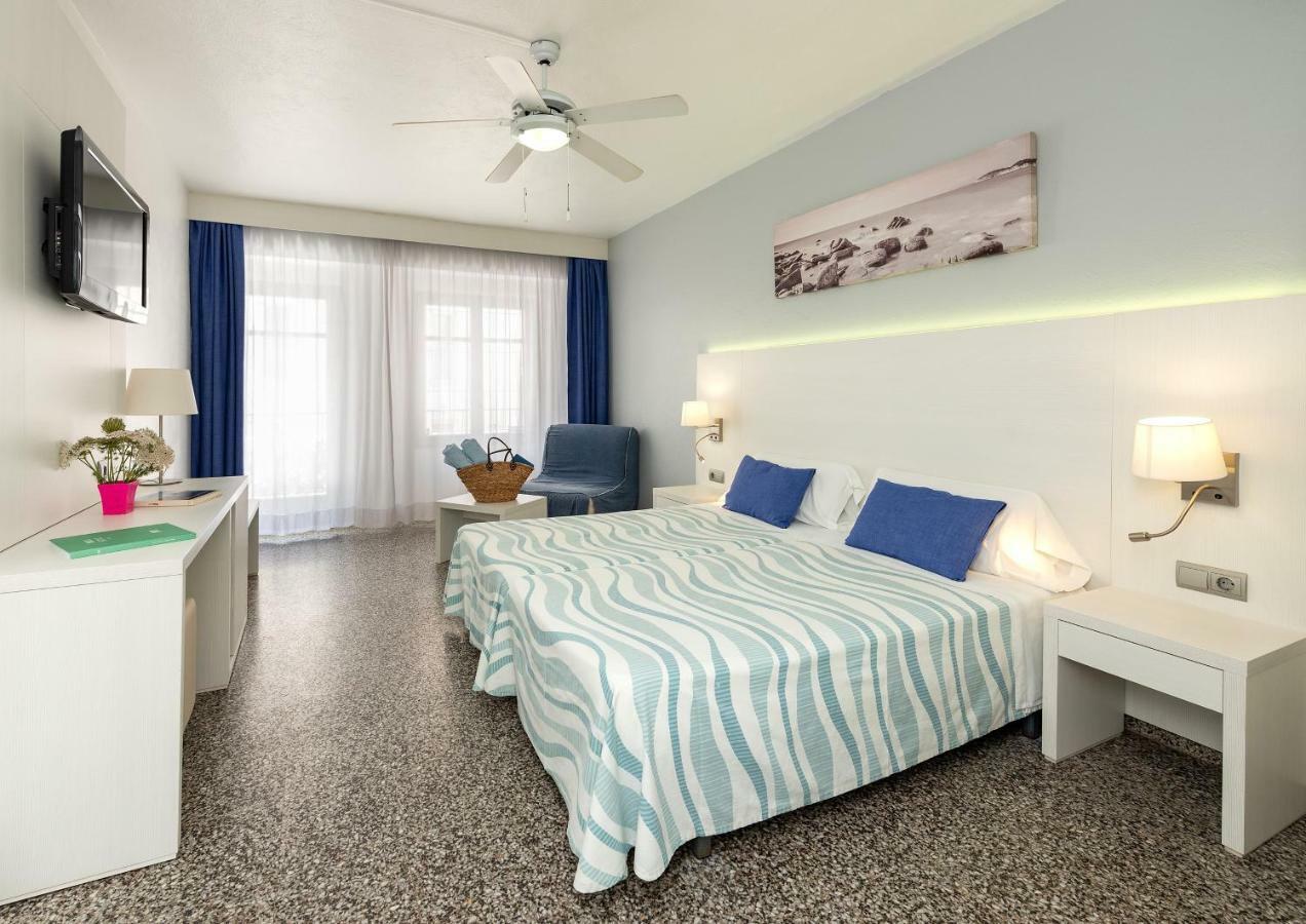 Quarto com 2 Camas de Solteiro e Banheiro Privativo