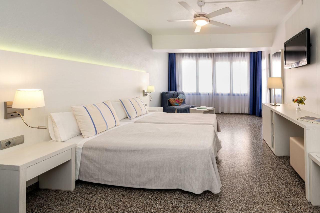 Quarto com 2 Camas de Solteiro e Banheiro Privativo