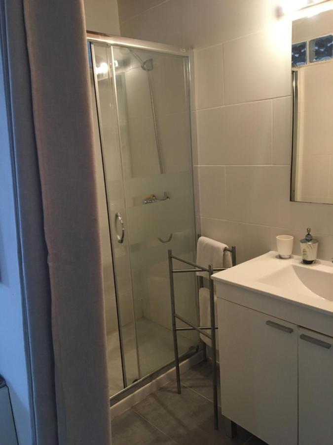 Quarto com 2 Camas de Solteiro e Banheiro