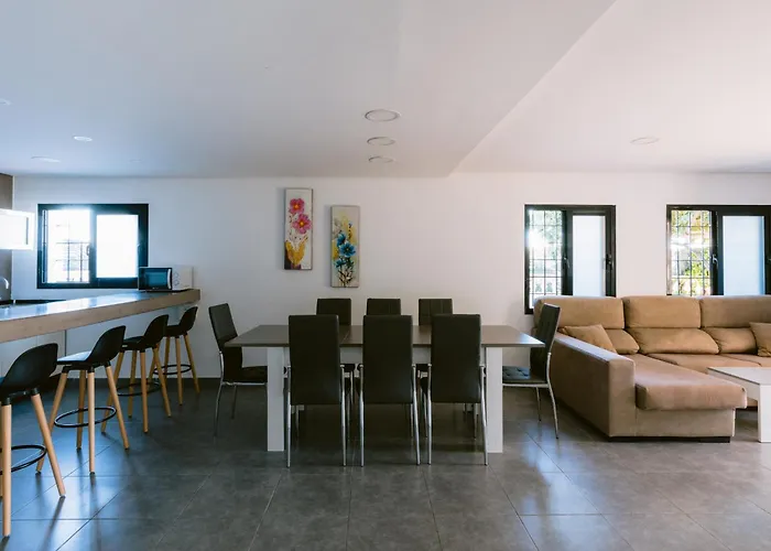 Haustierfreundliches Villa Torres 10 Minute Walk From Playa Den Bossa Sant Jordi de ses Salines
