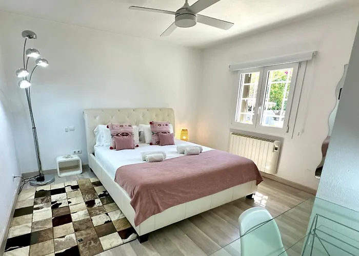 Stylish Ibiza Villa Near Beaches Private Pool & Lush Garden Cala Llonga  acceptant les animaux