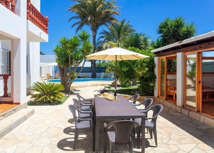 Villa In Playa D'En Bossa Sleeps 9 Ibiza-Stadt